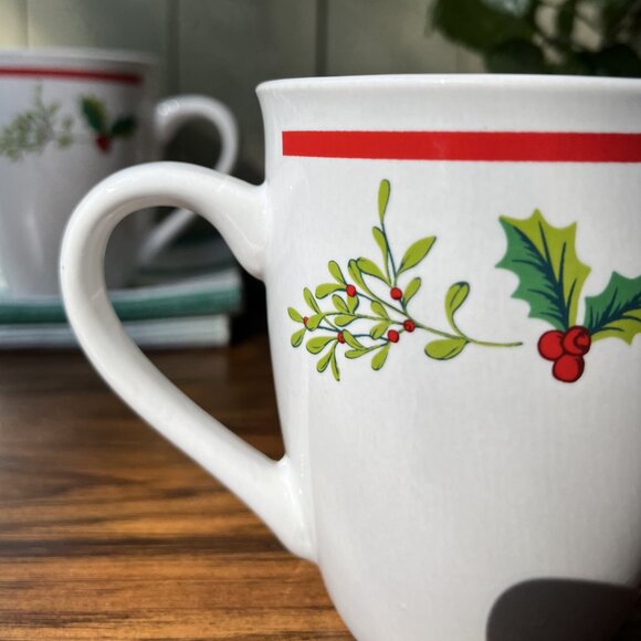 2 Vintage Porcelain Mugs Royal Norfolk Christmas Holly - Picture 6 of 9